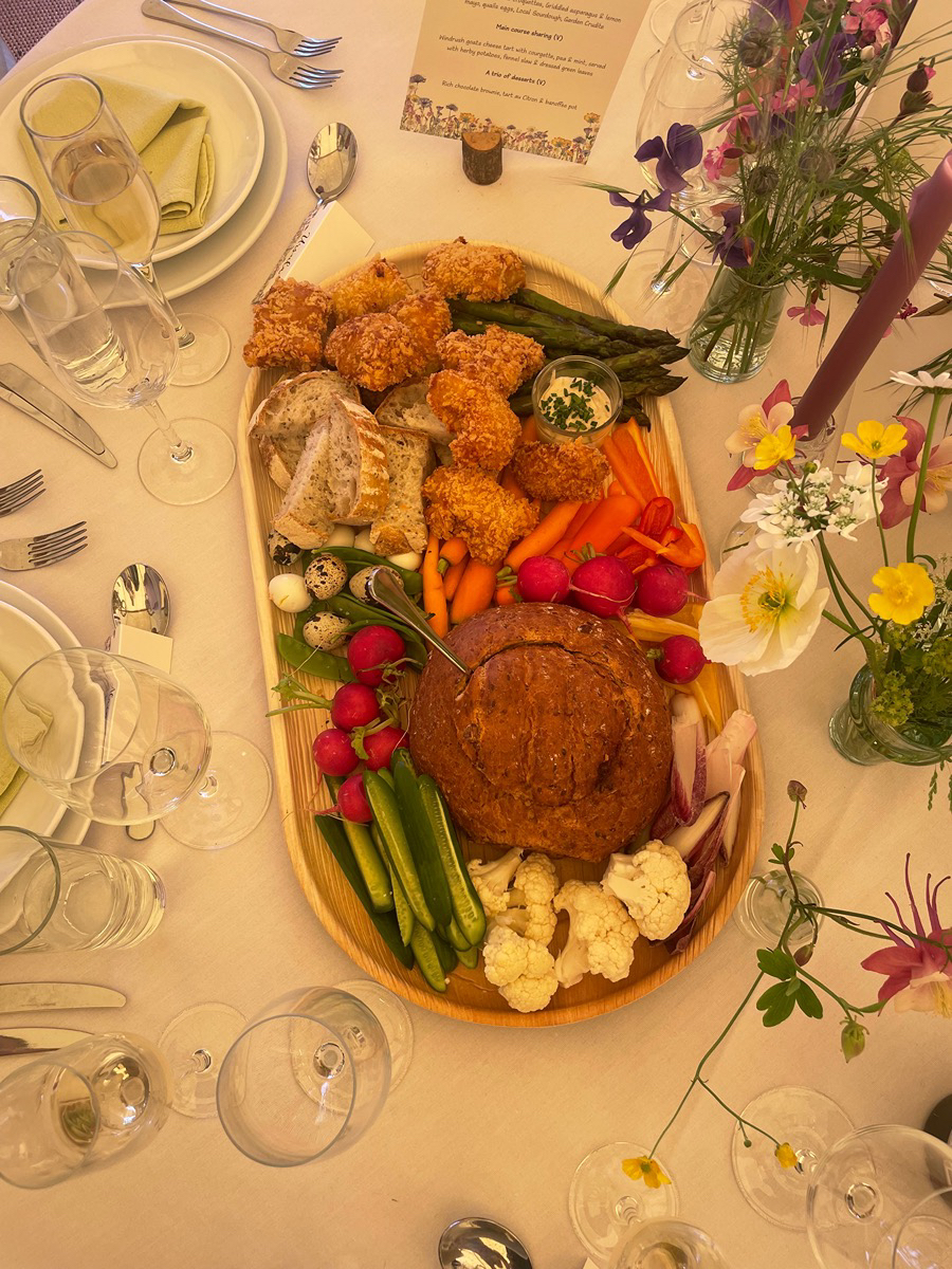Sharing platter with breaded bites, crudités and bread